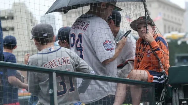 Pirates-Tigers Game Delayed by Rain, Fans Await