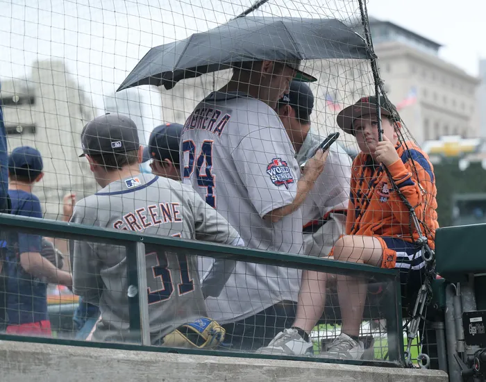Pirates-Tigers Game Delayed by Rain, Fans Await
